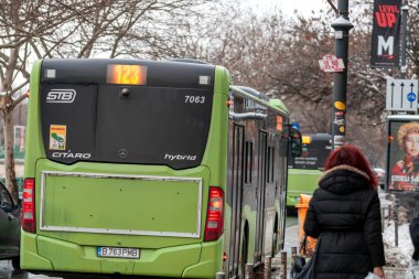 Bükreş 'teki karlı yollarda, toplu taşımacılık STB aracı ile kış sabahı ulaşımı gerçekleşti