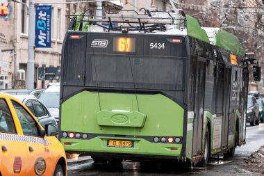 Bükreş 'teki karlı yollarda, toplu taşımacılık STB aracı ile kış sabahı ulaşımı gerçekleşti