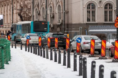 Bükreş 'teki karlı yollarda, toplu taşımacılık STB aracı ile kış sabahı ulaşımı gerçekleşti