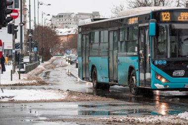 Bükreş 'teki karlı yollarda, toplu taşımacılık STB aracı ile kış sabahı ulaşımı gerçekleşti