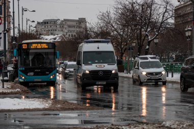 Bükreş 'teki karlı yollarda, toplu taşımacılık STB aracı ile kış sabahı ulaşımı gerçekleşti