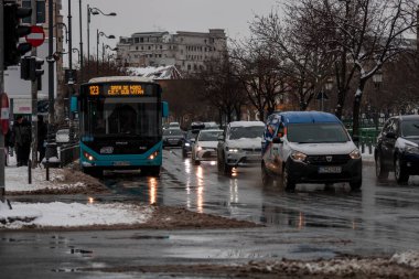 Bükreş 'teki karlı yollarda, toplu taşımacılık STB aracı ile kış sabahı ulaşımı gerçekleşti