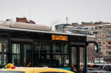 Bükreş 'teki karlı yollarda, toplu taşımacılık STB aracı ile kış sabahı ulaşımı gerçekleşti