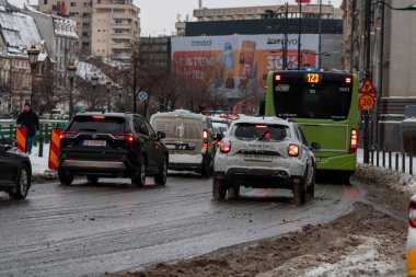 Bükreş 'teki karlı yollarda, toplu taşımacılık STB aracı ile kış sabahı ulaşımı gerçekleşti
