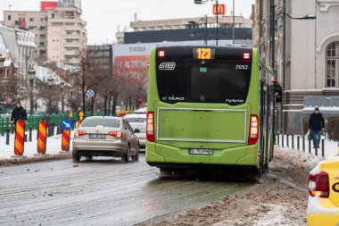 Bükreş 'teki karlı yollarda, toplu taşımacılık STB aracı ile kış sabahı ulaşımı gerçekleşti