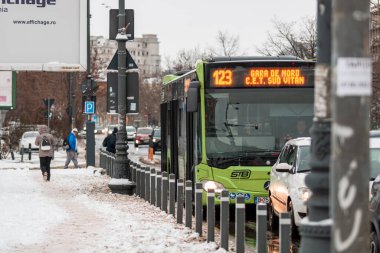 Bükreş 'teki karlı yollarda, toplu taşımacılık STB aracı ile kış sabahı ulaşımı gerçekleşti