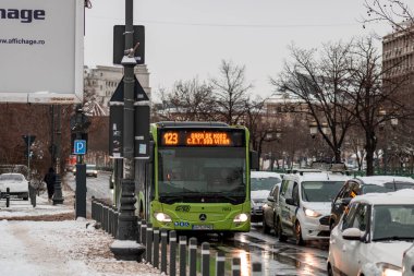 Bükreş 'teki karlı yollarda, toplu taşımacılık STB aracı ile kış sabahı ulaşımı gerçekleşti