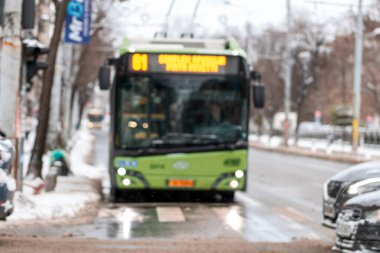 Bükreş 'teki karlı yollarda, toplu taşımacılık STB aracı ile kış sabahı ulaşımı gerçekleşti