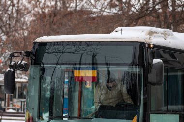 Bükreş 'teki karlı yollarda, toplu taşımacılık STB aracı ile kış sabahı ulaşımı gerçekleşti