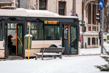 Bükreş 'teki karlı yollarda, toplu taşımacılık STB aracı ile kış sabahı ulaşımı gerçekleşti