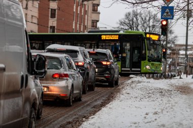 Bükreş 'teki karlı yollarda, toplu taşımacılık STB aracı ile kış sabahı ulaşımı gerçekleşti
