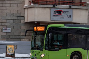 Bükreş 'teki karlı yollarda, toplu taşımacılık STB aracı ile kış sabahı ulaşımı gerçekleşti