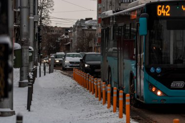 Bükreş 'teki karlı yollarda, toplu taşımacılık STB aracı ile kış sabahı ulaşımı gerçekleşti