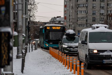 Bükreş 'teki karlı yollarda, toplu taşımacılık STB aracı ile kış sabahı ulaşımı gerçekleşti