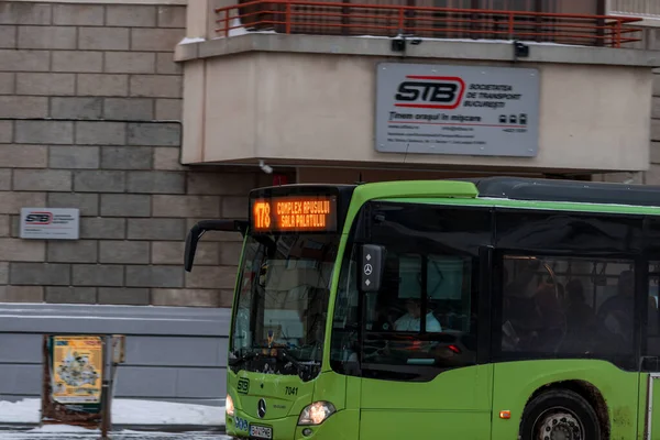 Bükreş 'teki karlı yollarda, toplu taşımacılık STB aracı ile kış sabahı ulaşımı gerçekleşti