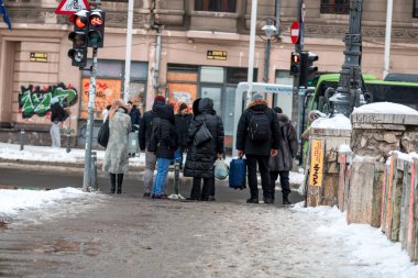 Bükreş 'te karlı bir yolda yürüyen insanların olduğu kentsel kış sahnesi