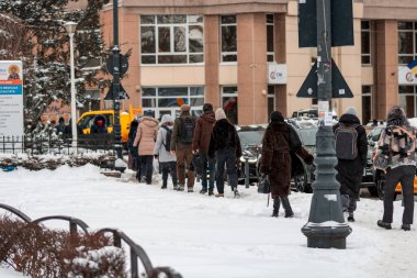 Bükreş 'te karlı bir yolda yürüyen insanların olduğu kentsel kış sahnesi