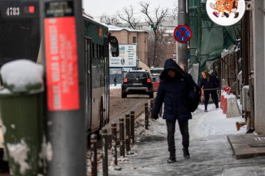 Bükreş 'te karlı bir yolda yürüyen insanların olduğu kentsel kış sahnesi