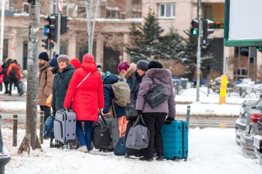 Bükreş 'te karlı bir yolda yürüyen insanların olduğu kentsel kış sahnesi