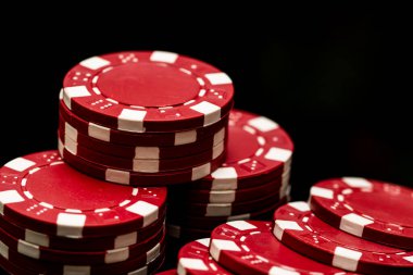 Bir şans oyununda bahis ve bahis için kullanılan poker çiplerinin ayrıntıları