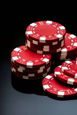 Bir şans oyununda bahis ve bahis için kullanılan poker çiplerinin ayrıntıları
