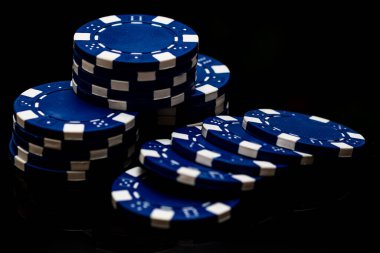 Bir şans oyununda bahis ve bahis için kullanılan poker çiplerinin ayrıntıları