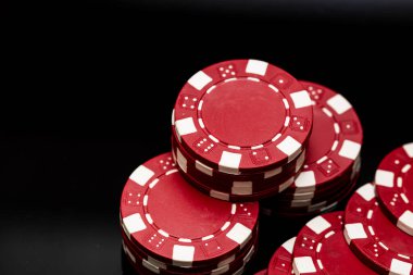 Bir şans oyununda bahis ve bahis için kullanılan poker çiplerinin ayrıntıları