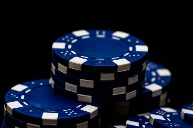 Bir şans oyununda bahis ve bahis için kullanılan poker çiplerinin ayrıntıları
