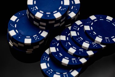 Bir şans oyununda bahis ve bahis için kullanılan poker çiplerinin ayrıntıları