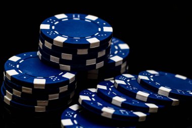 Bir şans oyununda bahis ve bahis için kullanılan poker çiplerinin ayrıntıları