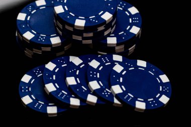 Bir şans oyununda bahis ve bahis için kullanılan poker çiplerinin ayrıntıları