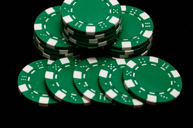 Bir şans oyununda bahis ve bahis için kullanılan poker çiplerinin ayrıntıları