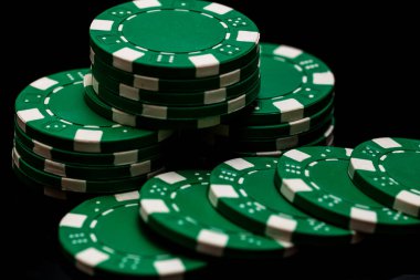 Bir şans oyununda bahis ve bahis için kullanılan poker çiplerinin ayrıntıları