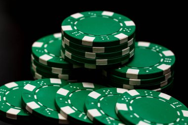 Bir şans oyununda bahis ve bahis için kullanılan poker çiplerinin ayrıntıları