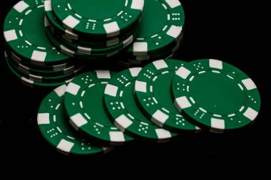Bir şans oyununda bahis ve bahis için kullanılan poker çiplerinin ayrıntıları