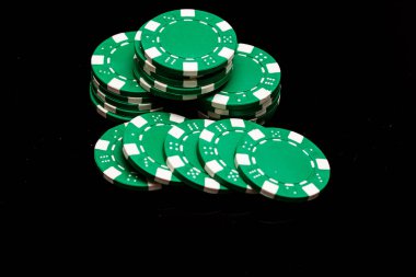 Bir şans oyununda bahis ve bahis için kullanılan poker çiplerinin ayrıntıları