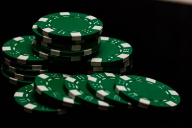 Bir şans oyununda bahis ve bahis için kullanılan poker çiplerinin ayrıntıları