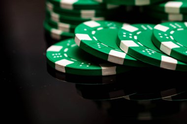 Bir şans oyununda bahis ve bahis için kullanılan poker çiplerinin ayrıntıları
