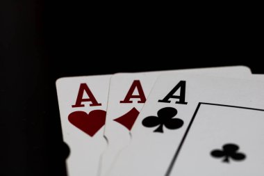 Kumarhane ve eğlence temaları için arka planda oyun kartları olan poker elleri kazanmak