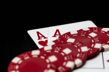 Kumarhane ve eğlence temaları için arka planda oyun kartları olan poker elleri kazanmak