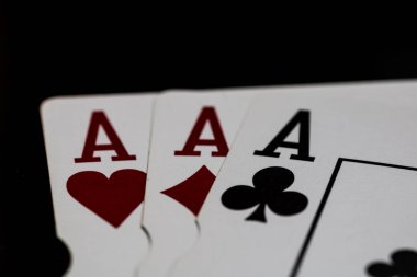Kumarhane ve eğlence temaları için arka planda oyun kartları olan poker elleri kazanmak