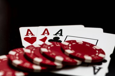 Kumarhane ve eğlence temaları için arka planda oyun kartları olan poker elleri kazanmak