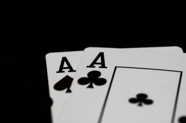Kumarhane ve eğlence temaları için arka planda oyun kartları olan poker elleri kazanmak