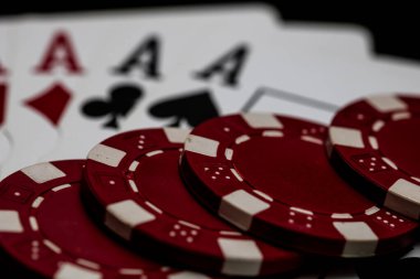 Kumarhane ve eğlence temaları için arka planda oyun kartları olan poker elleri kazanmak