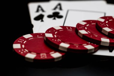Kumarhane ve eğlence temaları için arka planda oyun kartları olan poker elleri kazanmak