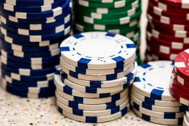 Bir şans oyununda bahis ve bahis için kullanılan poker çiplerinin ayrıntıları