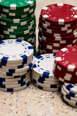 Bir şans oyununda bahis ve bahis için kullanılan poker çiplerinin ayrıntıları