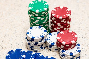 Bir şans oyununda bahis ve bahis için kullanılan poker çiplerinin ayrıntıları