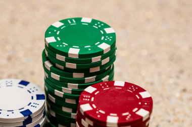 Bir şans oyununda bahis ve bahis için kullanılan poker çiplerinin ayrıntıları