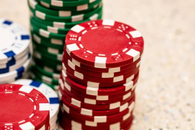 Bir şans oyununda bahis ve bahis için kullanılan poker çiplerinin ayrıntıları